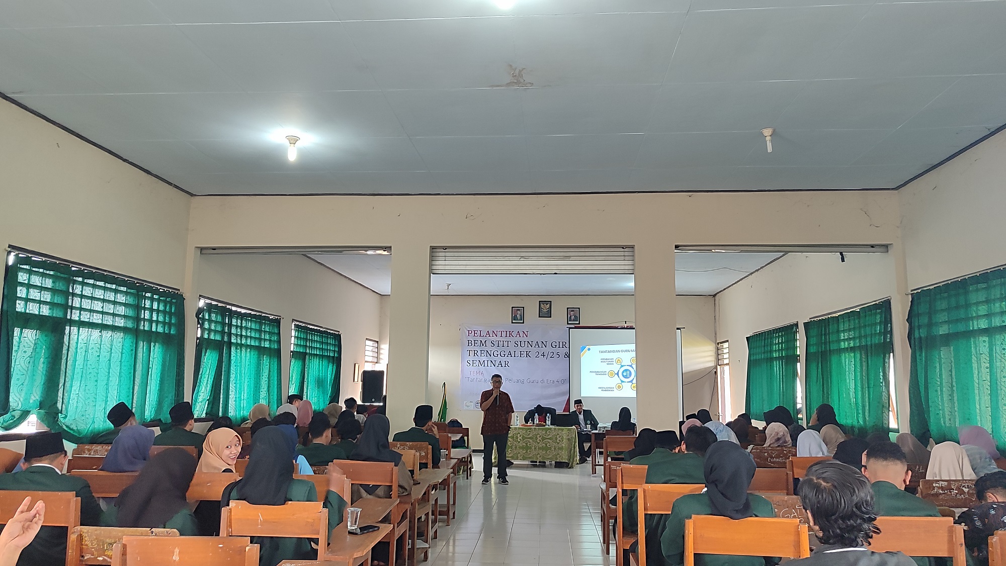 Tantangan dan Peluang Guru pada Era Revolusi Industri 4.0: Refleksi Seminar Pendidikan di STIT Sunan Giri Trenggalek Tantangan dan Peluang Guru pada Era Revolusi Industri 4.0: Refleksi Seminar Pendidikan di STIT Sunan Giri Trenggalek