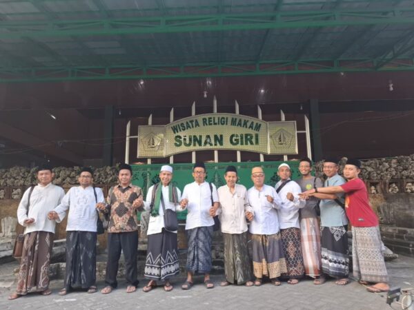 Mengetuk Pintu Langit, STIT Sunan Giri Trenggalek Gelar Ziarah Wali Jawa Timur